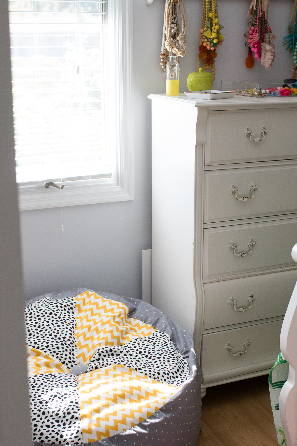 5 Tips for Organizing a Small Bedroom - Sunshine Style