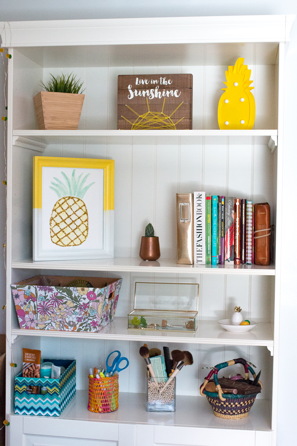 5 Tips for Organizing a Small Bedroom - Sunshine Style