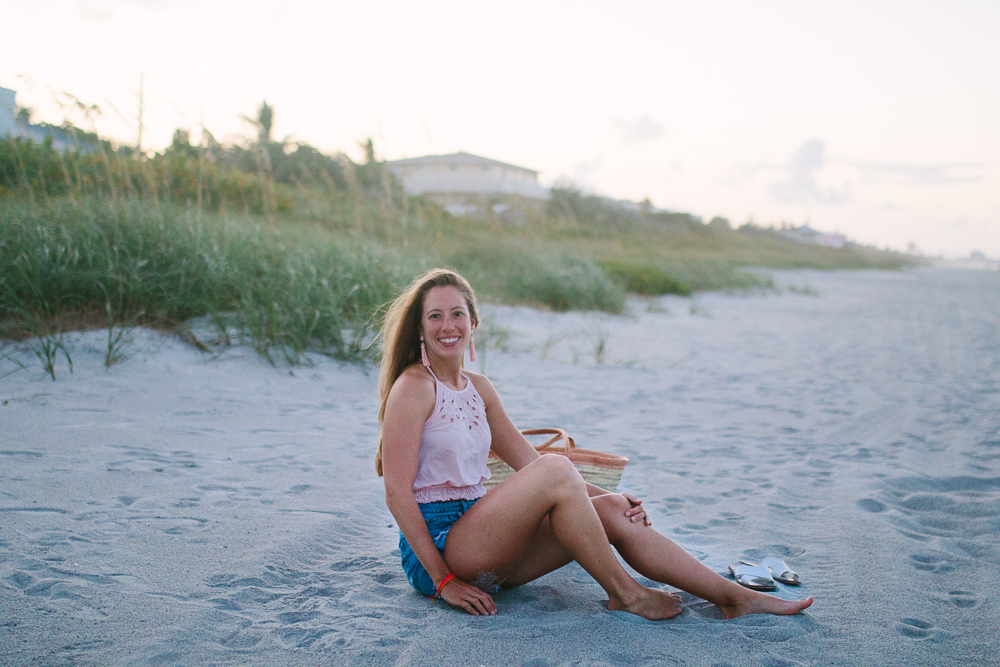 What to Wear to the Beach: A Casual Denim Shorts Outfit - Sunshine