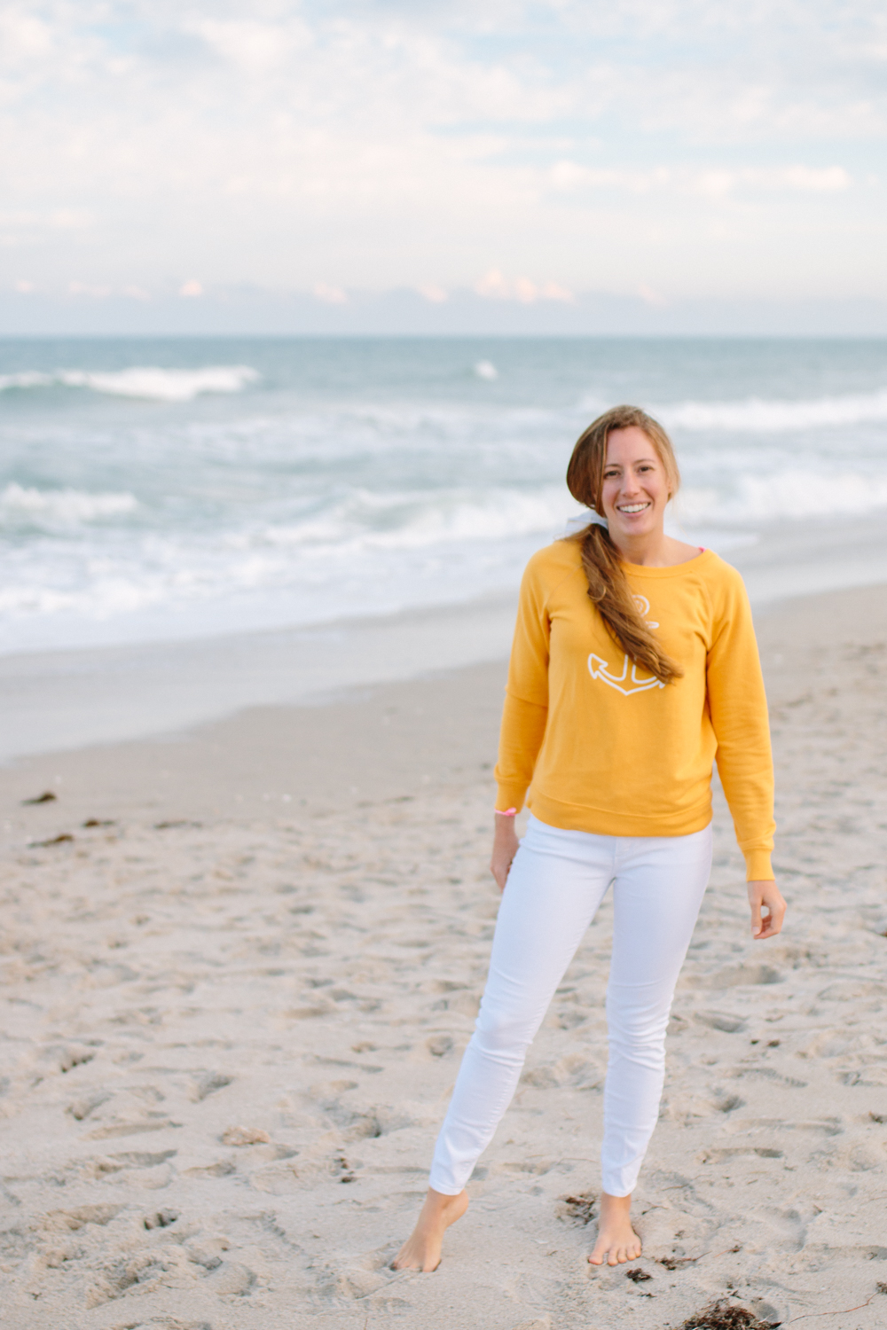 Colorful Graphic Sweatshirt to Wear at the Beach | Old Navy Anchor Graphic Sweatshirt | Casual and Comfy Winter Outfit | AE White Skinny Jeans - More on www.sunshinestyleblog.com