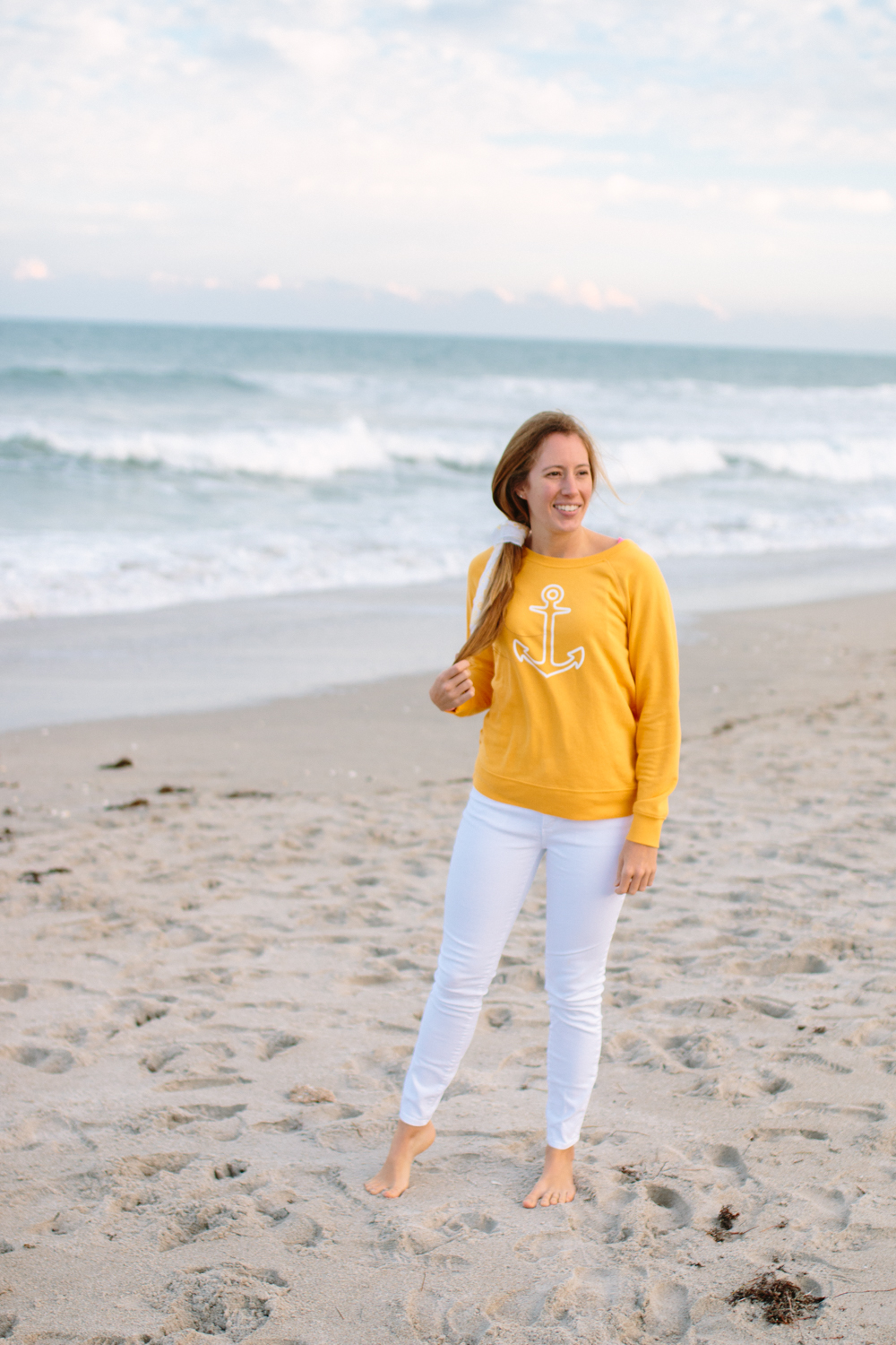 Colorful Graphic Sweatshirt to Wear at the Beach | Old Navy Graphic Sweatshirt | Casual and Comfy Winter Outfit | AE White Skinny Jeans - More on www.sunshinestyleblog.com