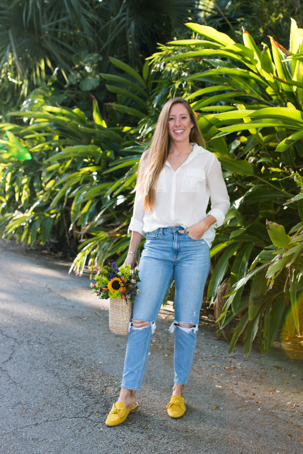 How to Style American Eagle Mom Jeans - Sunshine Style