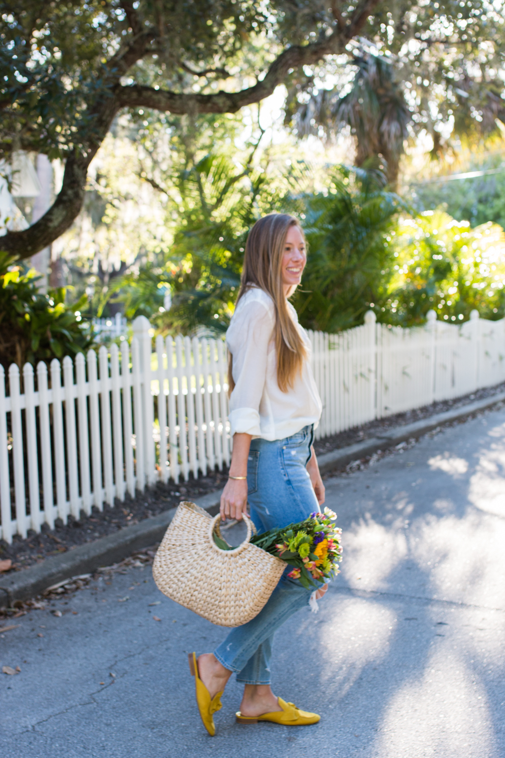 How to Style American Eagle Mom Jeans - Sunshine Style