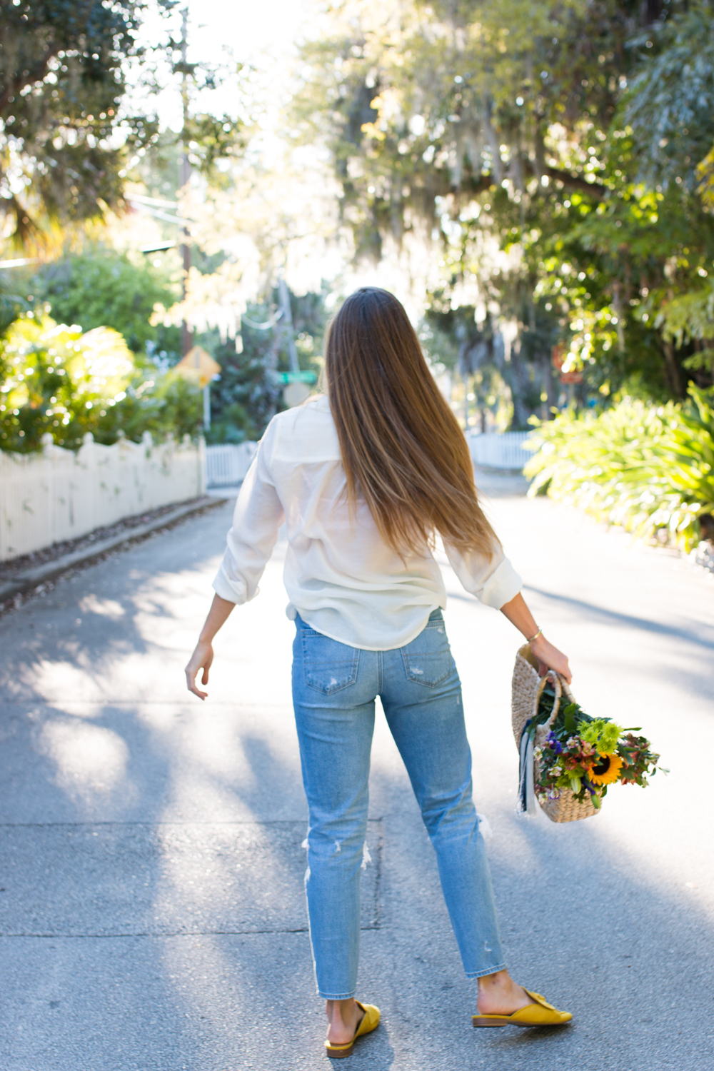 How to Style American Eagle Mom Jeans - Sunshine Style