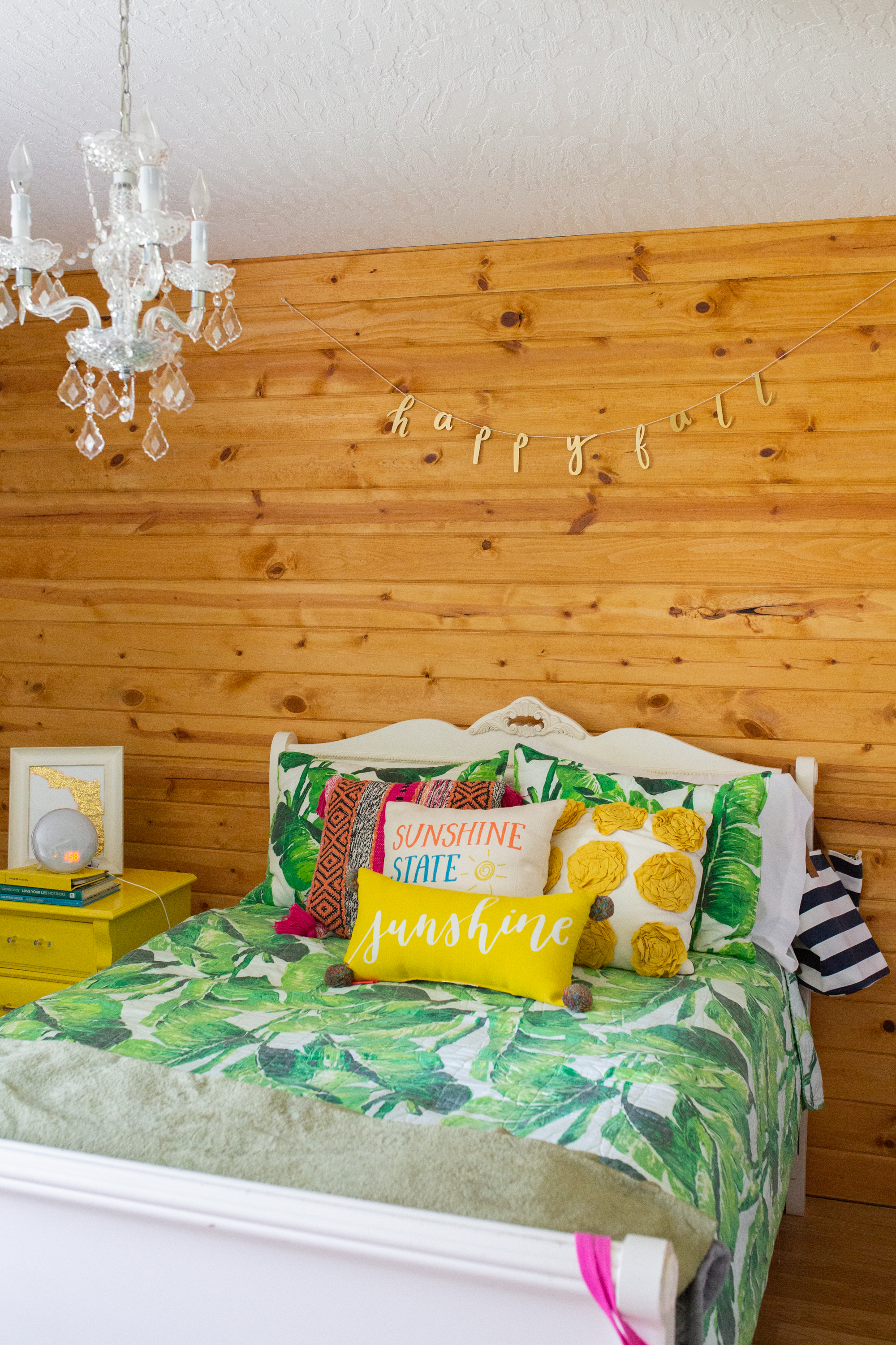 bedroom with DIY Velvet Pumpkins decoration 