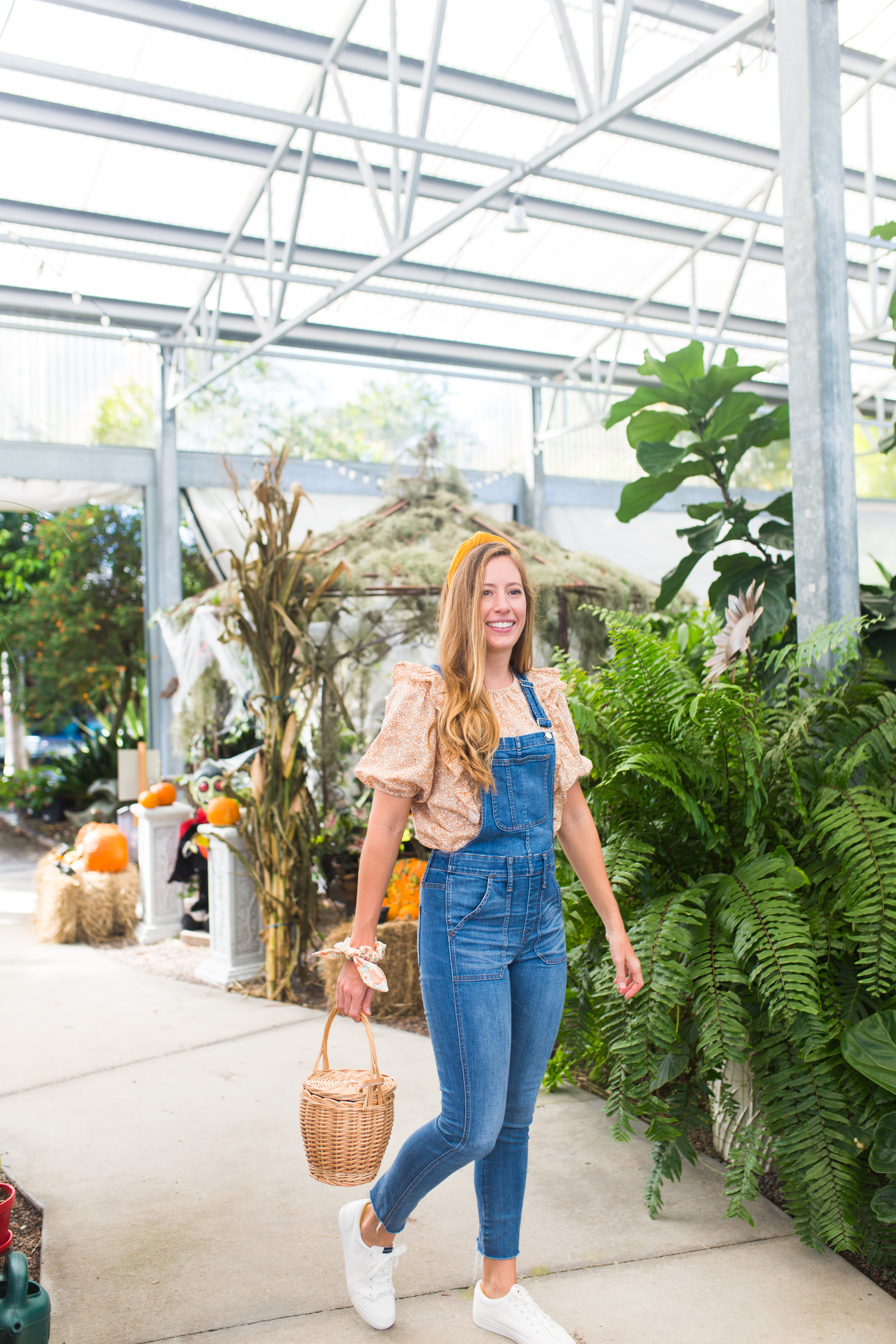 woman wearing Puff Sleeve Tops for Fall and overalls 